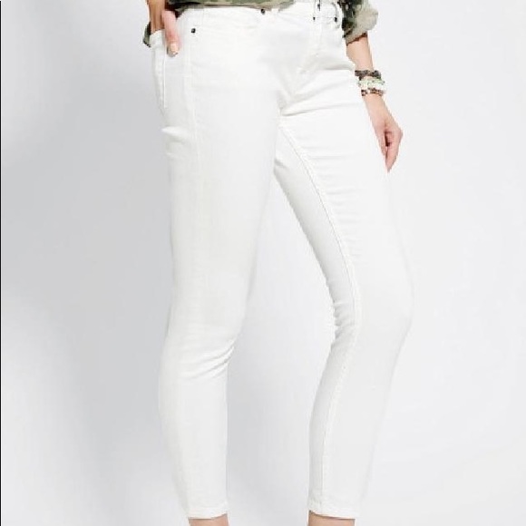 BDG Denim - BDG Mid-rise “Grazer” White Jeans - Size 28
